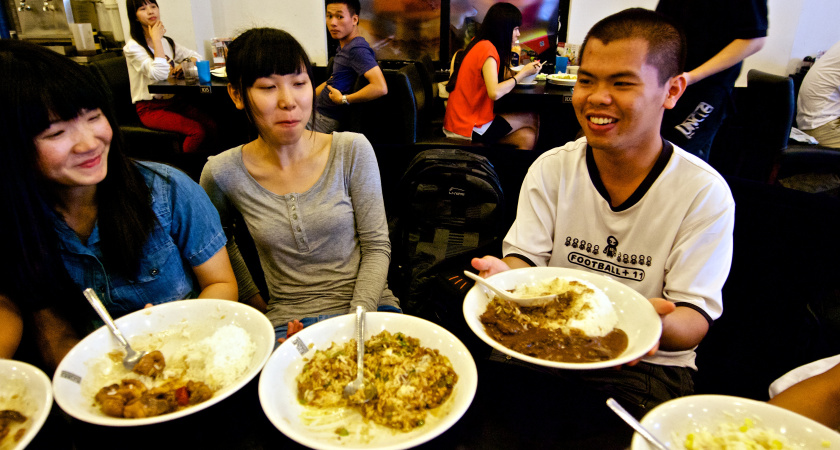 Почему азиаты считают европейцев вонючками? Они сами-то чем пахнут