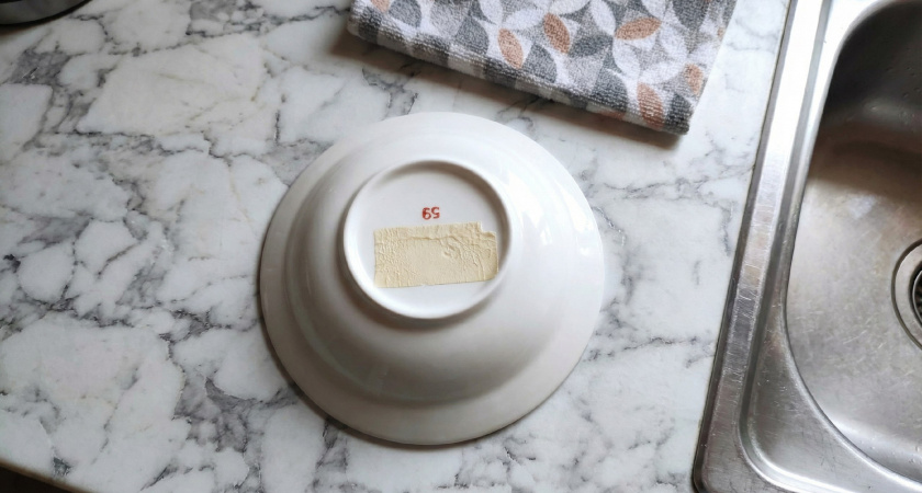 Простой способ убрать наклейки и слой клея с посуды и не только с нее