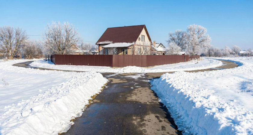 Дорожка сама очистится ото льда: это простое домашнее средство разморозит без песка и соли