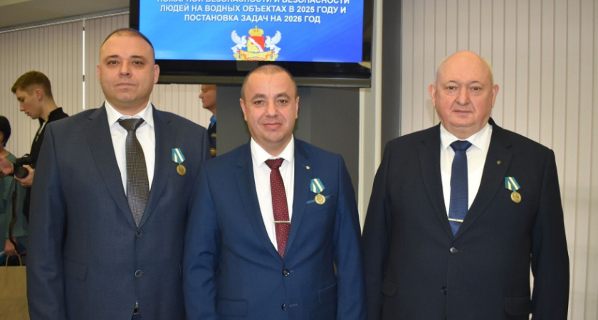 В Лисках троих жителей наградили медалями МЧС