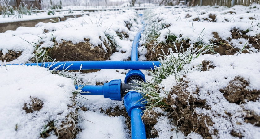 Как спасти замёрзший водопровод на даче: простой метод устранения ледяной пробки