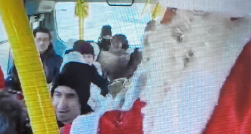 Дед Мороз и Снегурочка поздравили воронежских автомобилистов и пассажиров с новогодними праздниками