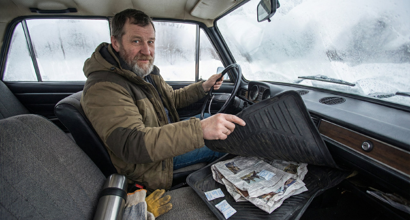 Что опытные водители кладут под коврики в машине: зимний лайфхак от влажности и запотевания стекол