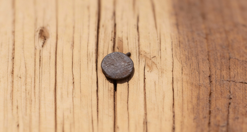 Как за 1 минуту вытащить намертво забитый гвоздь: легкий способ с тем, что под рукой