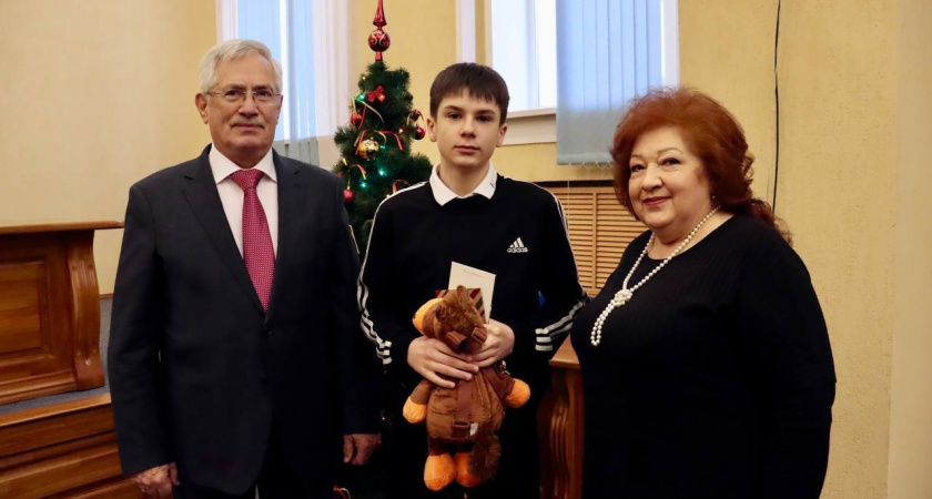 Школьнику из Лискинского района вручили премию от федерального депутата и органов местного самоуправления 