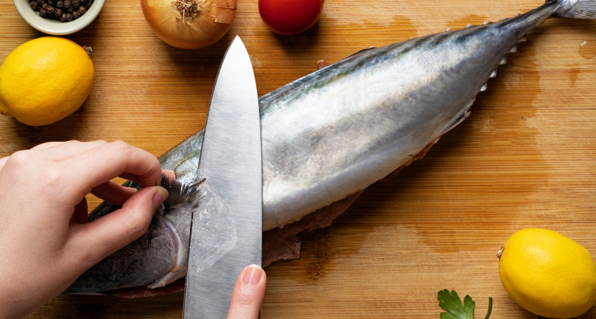 Любую рыбу чищу руками, без ножа и кипятка: кухня всегда в чистоте - рабочий метод из Испании