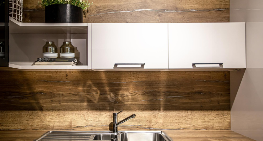 1 ложка на губку — и кухонные шкафчики станут как новые: от липкого жира, «пальчиков» и потеков не останется и следа