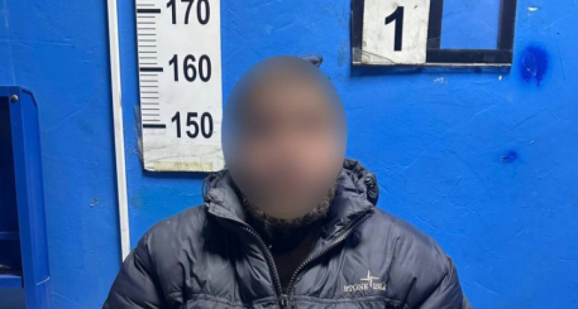 Свидание не задалось: жительница Воронежа пригласила мужчину домой, а тот распылил ей баллончик в лицо и украл цепочку