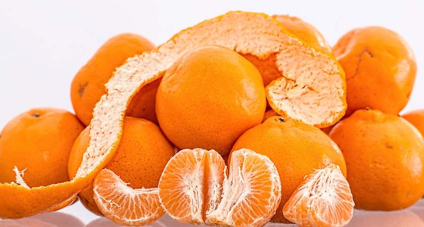 Мандариновые корки заливаю растительным маслом — и не могу нарадоваться своей хитростью всю зиму: простой лайфхак