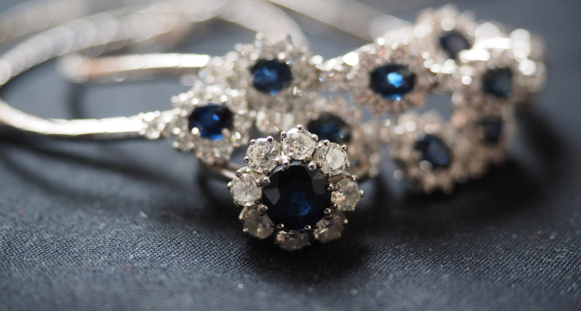 Кладу серебряные украшения в бутылку — через пару минут они сверкают чистотой: гениальный способ обновления драгоценностей