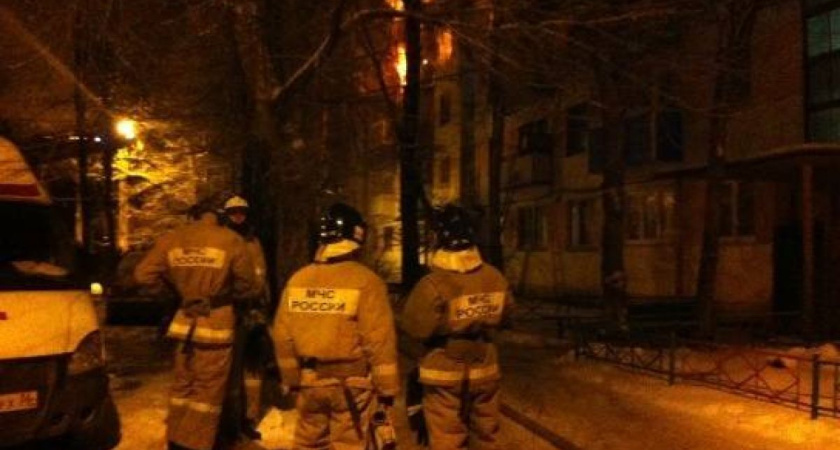 В Воронежской области ночной пожар в многоэтажке привёл к гибели мужчины и травмам у детей