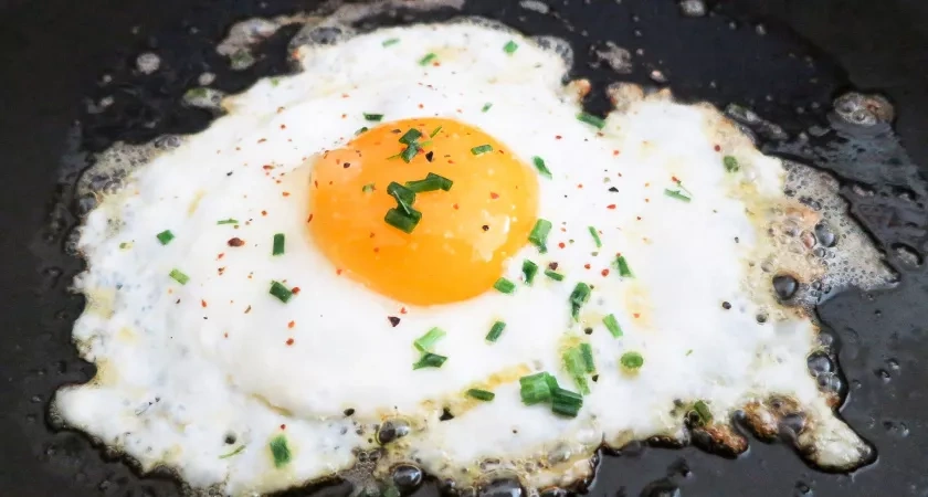 Не сало и не масло: На чём жарят яичницу опытные домохозяйки — запомните раз и навсегда