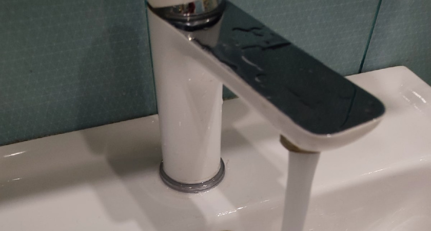 Когда уезжаю из дома, всегда кладу в раковину стакан и лист бумаги: радуюсь своей смекалке