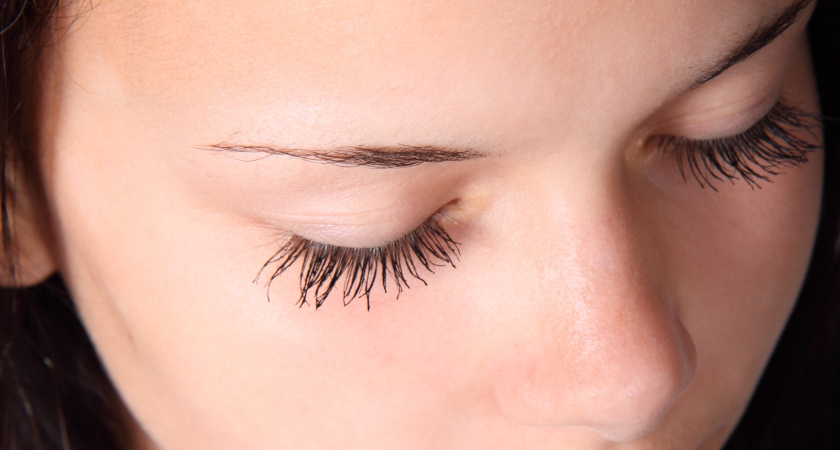 Кукольный эффект без перебора: техника нанесения туши, которая не превращает ресницы в паучьи лапки
