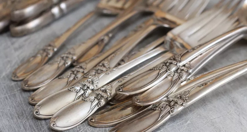 Как вернуть сияние столовым приборам за 2 минуты: "домашнее" средство избавит ложки и вилки от жира и пятен - "ленивый" метод для домохозяек