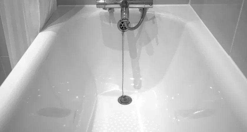 Разводим 50 г — и ванна сияет даже в темноте: ни ржавчины, ни налета — идеальный лайфхак без дорогой химии