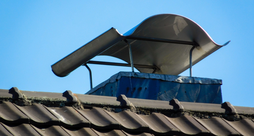 Как заделать щель между трубой и шифером без сильных затрат: эффективное решение без вызова мастера