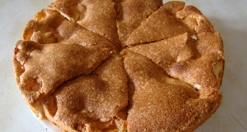 Ароматная шарлотка с яблоками и творогом — идеальный пирог, который сразу тает во рту