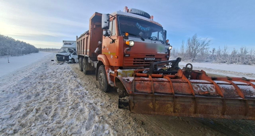 Под Воронежем снегоуборщик столкнулся с "Газелью"