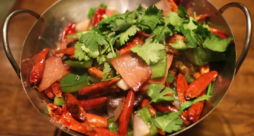 Вкусный и оригинальный салат из куриной грудки. Подходит для любого праздника!