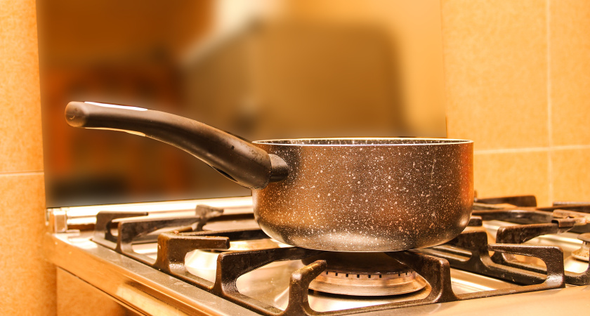 Кастрюли после чистки сияют, словно новые из люксового магазина: метод из СССР — бесплатно и без химии