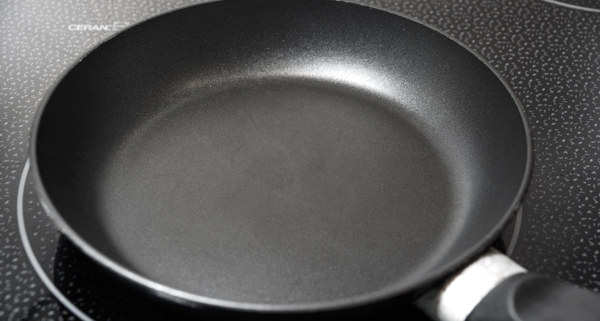 Чай после гостей не выбрасываю: кидаю пакетики в сковородку — только блеск и никаких затрат