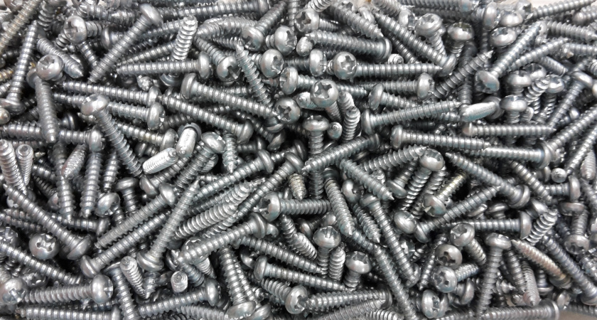 Какие саморезы лучше выбрать - черные или светлые: запомните различия, чтобы не ошибиться при покупке