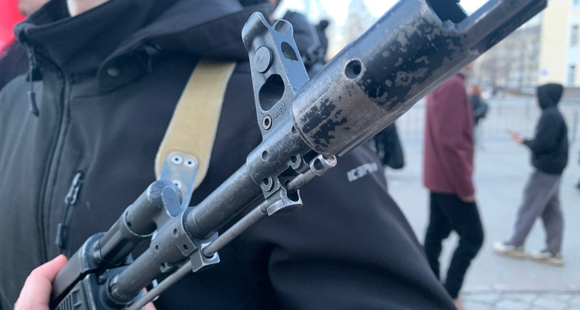 Во дворе Воронежа жители нашли подозрительное оружие