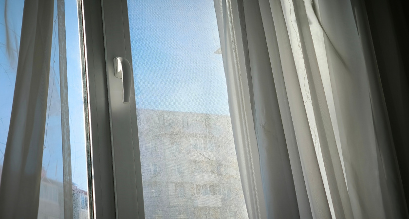 Беру спичку - и из окон не дует даже при сильном ветре: как повысить герметичность за считанные минуты - подоконник теперь всегда тёплый