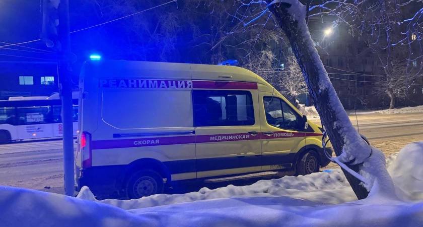 В Воронежской области ночью вспыхнул крупный пожар в расселённом доме