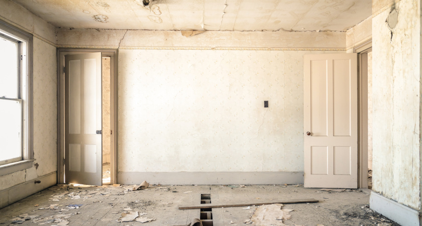 Что делать первым – клеить обои или натягивать потолок. Запомните раз и навсегда