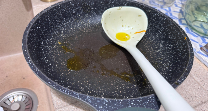 На моей кухне вся посуда блестит как новая: как мыть жирные сковородки без химии – ресторанный трюк