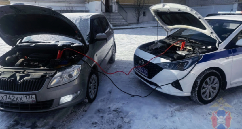 В Лисках инспекторы ДПС помогли водителю завести автомобиль с разряженным аккумулятором