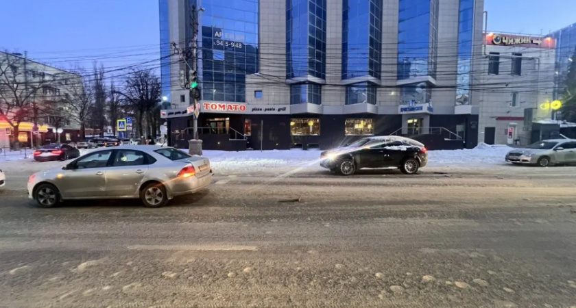 В Воронежской области премиум-иномарка сбила выходящего из автомобиля мужчину