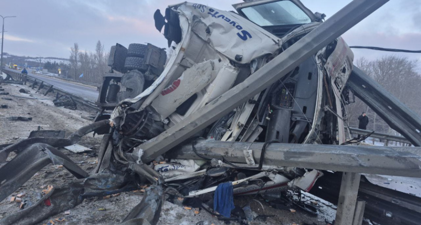 В Воронежской области при столкновении двух фур погиб водитель 