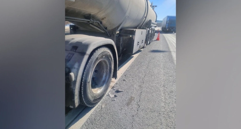 Фура с цистерной столкнулась с легковушкой в Воронежской области
