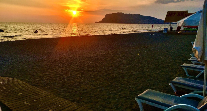 Почему русские туристы предпочитают купаться в море, а иностранные гости - нежиться у бассейна?