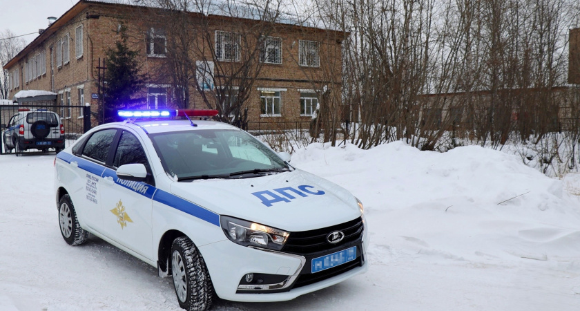 Красный свет, а сзади "скорая" с сиреной: как поступить - инспектор ГИБДД дал окончательный ответ