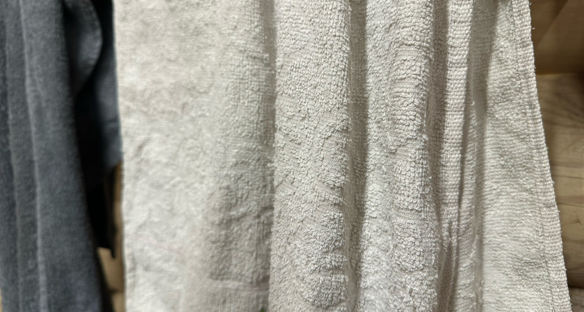 Кладу кухонные полотенца и прихватки на ночь в это - уже утром ни одного пятнышка: даже следов от старого жира не остается