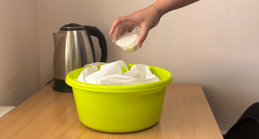 Для чего пищевую пленку кладут под коврик у двери, а горчицу заливают рассолом: 10 полезных хитростей, проверенных временем