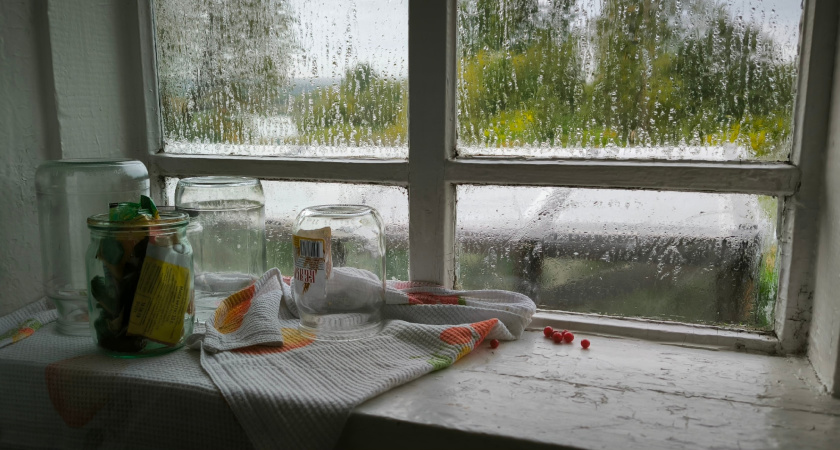 Следы от монтажной пены больше не проблема: строитель рассказал эффективный способ очистки окон от остатков материала