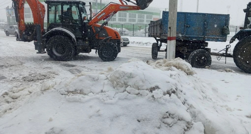 В Лисках коммунальные службы устраняют последствия обильного снегопада и гололедицы