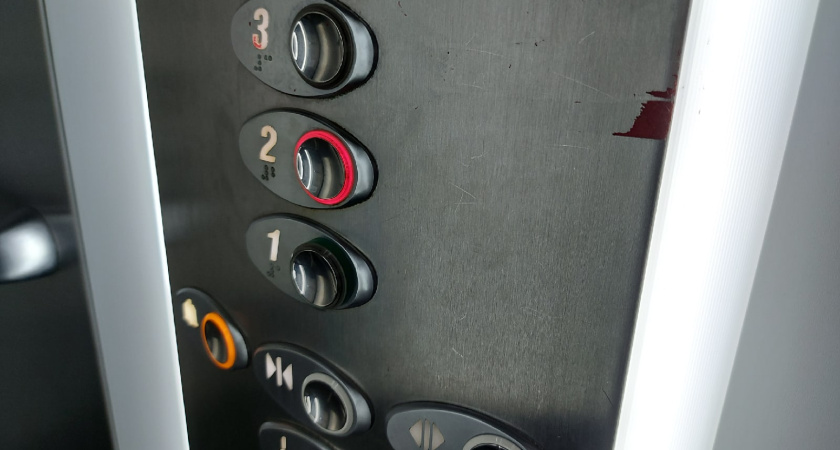 Житель Воронежской области провел всю ночь в застрявшем лифте без работающей кнопки и связи