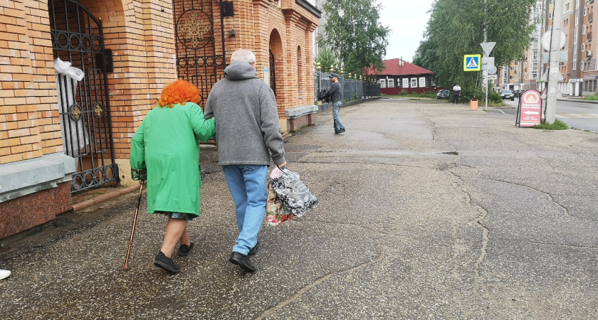 Более 103 тысяч воронежских пенсионеров получают ежемесячную надбавку за уход за ними