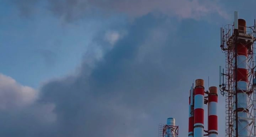 Жители Воронежской области вновь жалуются на красный снег из-за выбросов завода