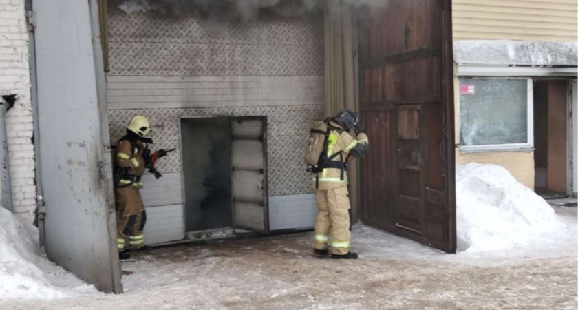 В Лисках спасатели потушили крупный пожар в цехе на улице Монтажников