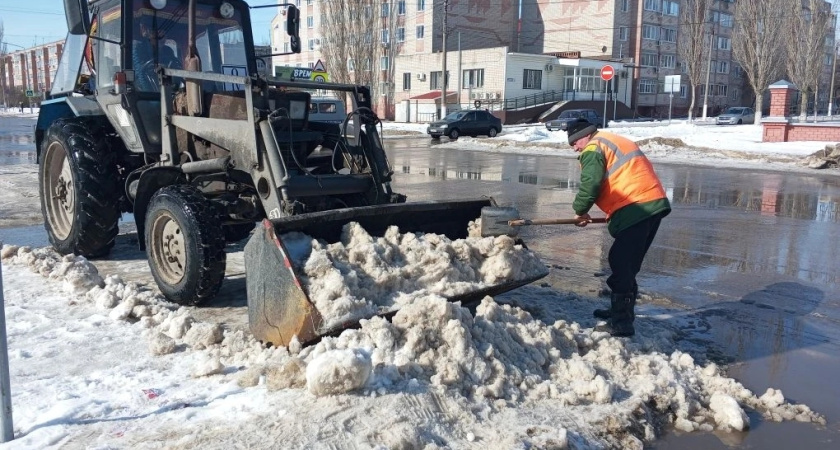 В Лисках за неделю вывезли более 500 тонн снега и устранили ямы на дорогах