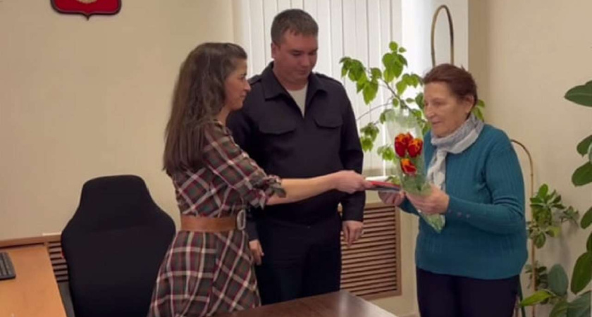 В Лискинском районе 85-летней гражданке оформили бессрочный вид на жительство к 8 Марта