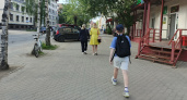Выдает необразованность: в этом слове нет буквы д, но каждый второй ее упорно добавляет