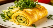 Завтрак за 10 минут! Кабачковый омлет-рулет с плавленым сыром — это просто бомба